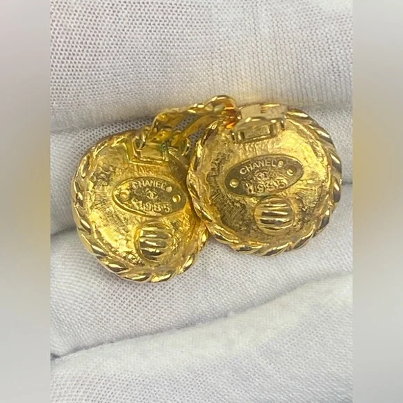 Chanel Vintage 1985 Gold Tone Faux Pearl Clip Earrings - Picture 16 of 16